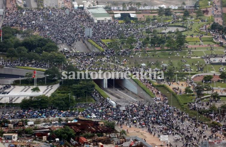 Miles de personas protestan en Hong Kong contra el proyecto de ley de extradición.