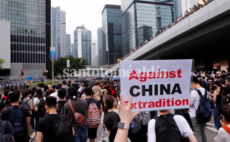 Miles de personas protestan en Hong Kong contra el proyecto de ley de extradición.