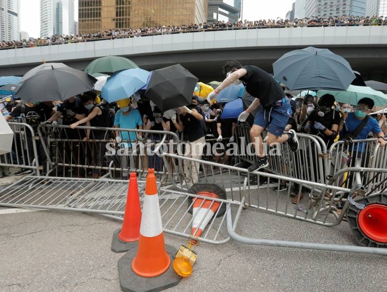 Miles de personas protestan en Hong Kong contra el proyecto de ley de extradición.