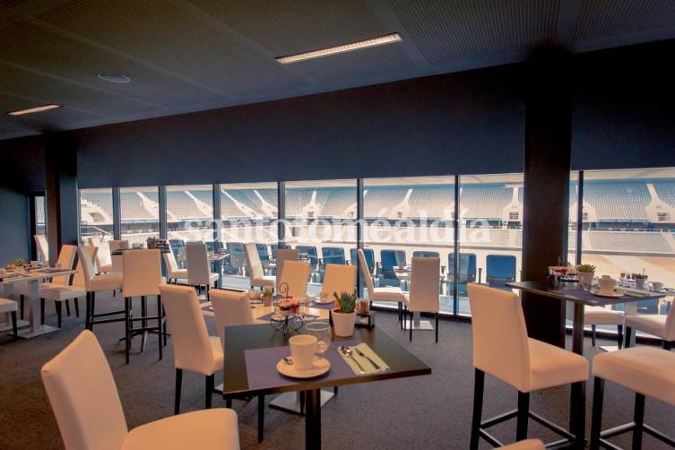 Desde el bar también se pueden observar los partidos. (Booking.com)