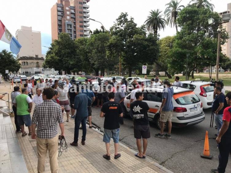 Taxistas y remiseros marchan en Santa Fe para pedir por seguridad