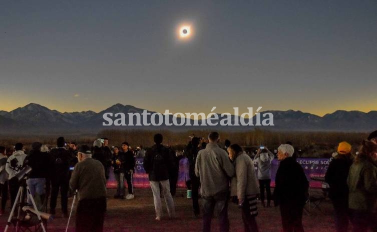 El eclipse total de sol cuyo desarrollo fue seguido por miles de personas. (Télam)