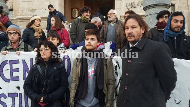 Denuncian que un policía abusó de un estudiante durante una protesta por el boleto estudiantil en Bahía Blanca