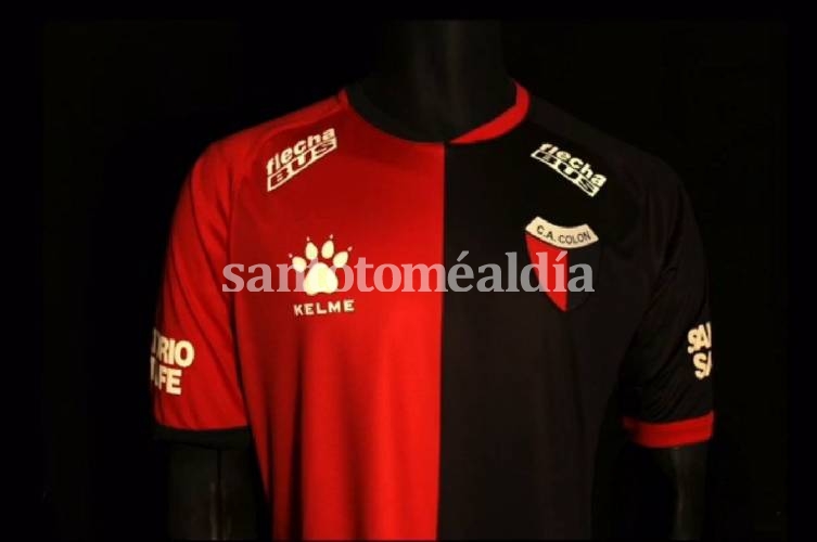 Kelme presentó la la nueva camiseta titular de Colón