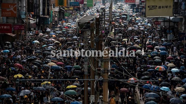 Pese a la prohibición de la Policía, miles de personas tomaron las calles de Hong Kong