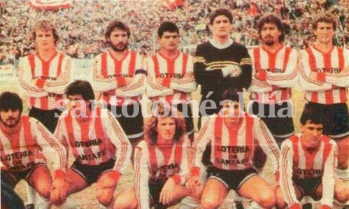 La histórica formación de la segunda final. 