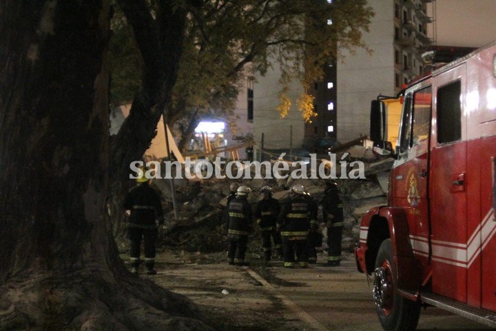 Se derrumbó un edificio en construcción sobre la colectora de la General Paz  (VIDEO)