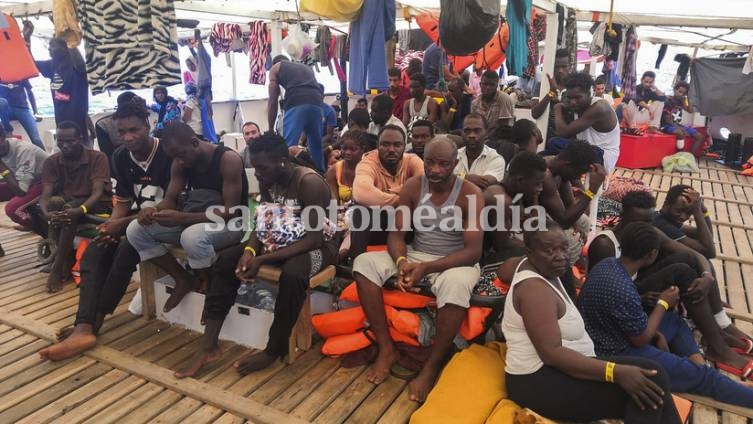Un barco de rescate con 160 migrantes lleva diez días en alta mar y ningún puerto quiere recibirlo