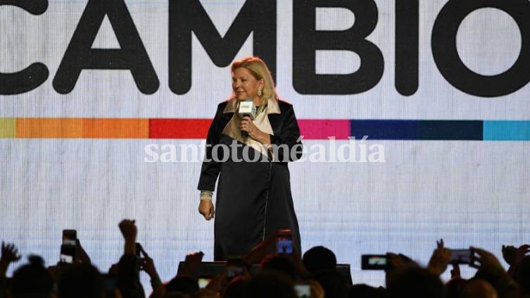 Carrió presiona por cambios económicos: pidió una suba del mínimo no imponible de Ganancias