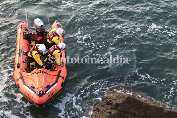 Una mujer cae al mar desde un acantilado con su auto en marcha y sale nadando a la orilla