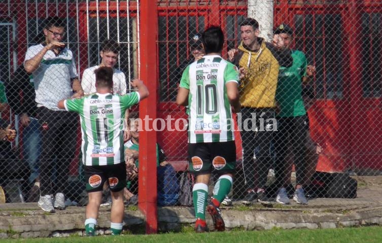 Don Salvador se hizo gigante en la cancha auxiliar de Unión. (Foto: Gentileza Milagros Mercado)