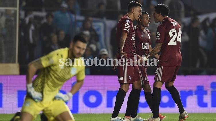 Racing comenzó ganando pero River lo dio vuelta. (Fotobaires)