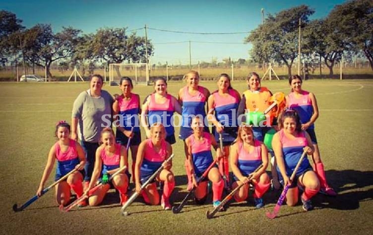 Las mamis hockey a punto de disputar un partido. (Foto: Gentileza Club Atenas)