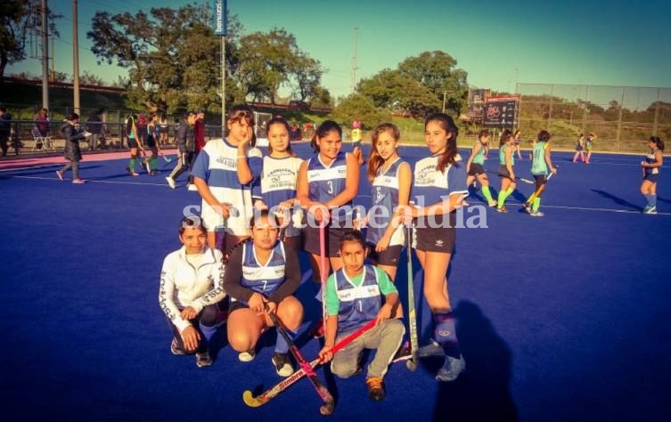 La categoría Sub 12 de hockey femenino. (Foto: Gentileza Club Atenas)