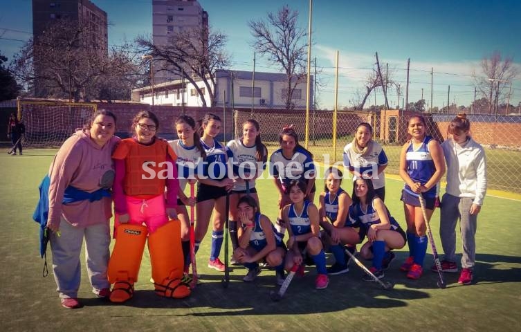 La categoría Sub 14 de hockey femenino. (Foto: Gentileza Club Atenas)