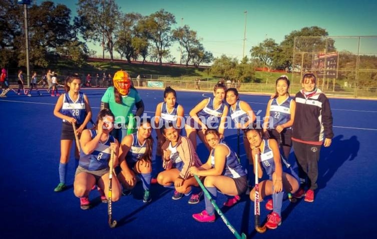 La categoría Sub 16 de hockey femenino. (Foto: Gentileza Club Atenas)