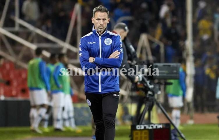 Lucas Bernardi es el primer técnico despedido en la Superliga