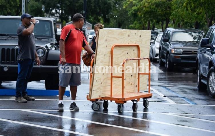 Estados Unidos se prepara para la llegada de Dorian como un huracán de categoría 4