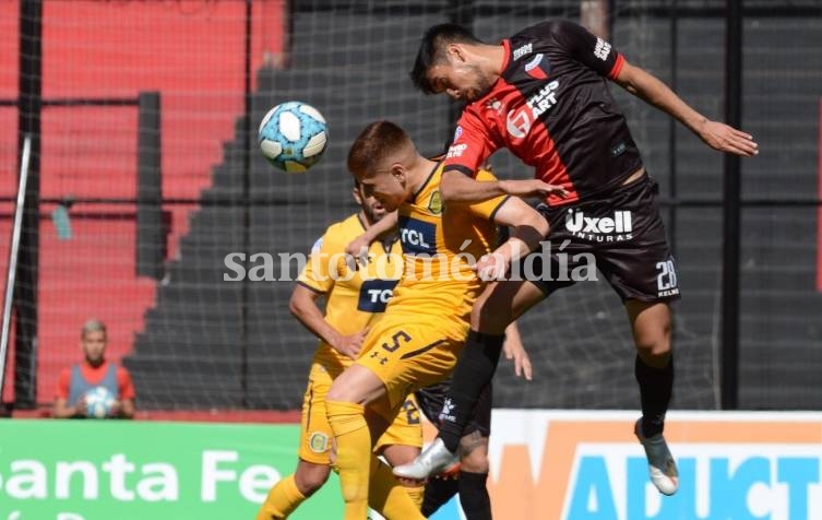 Colón regaló un gol y empató con Rosario Central