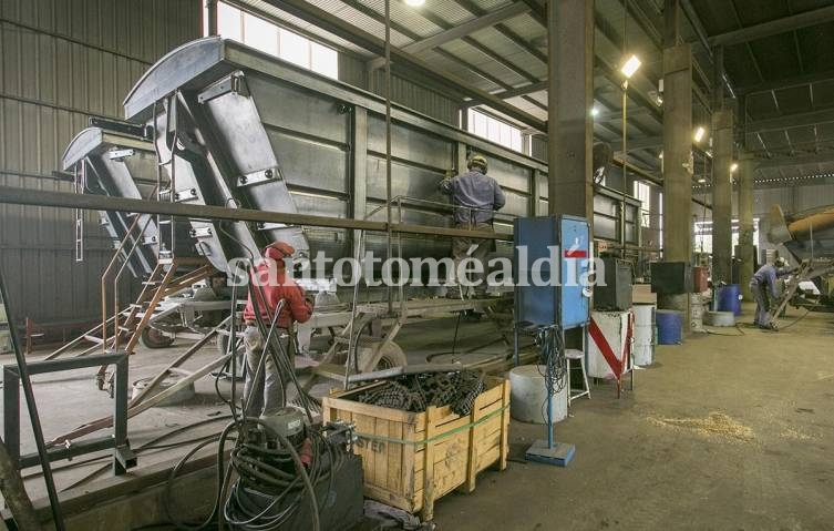 La industria cayó 1,9% en julio y acumula 15 meses de retroceso