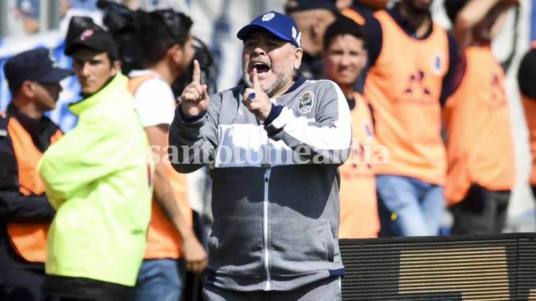 Maradona vivió intensamente su partido debut en el Lobo. (Foto: TyC Sports)