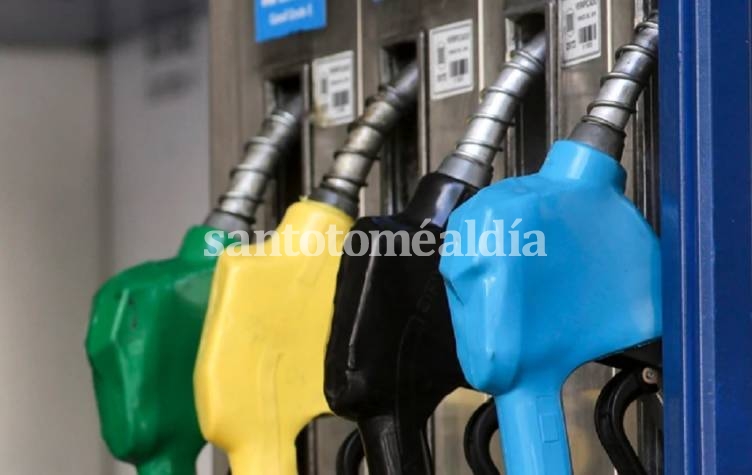 Expendedores advierten que el atraso en los precios de combustibles generará un salto cuando finalice el congelamiento.