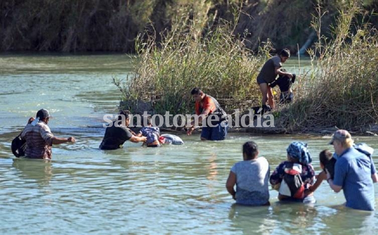 Migrantes cruzan el Río Bravo, desde Piedras Negras, Coahuila hasta Eagle Pass, en Texas, EE.UU. (Foto: AFP)