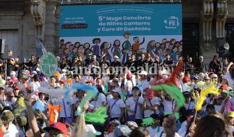 Una multitud disfrutó del Mega Concierto de Niños Cantores  junto a Canticuénticos