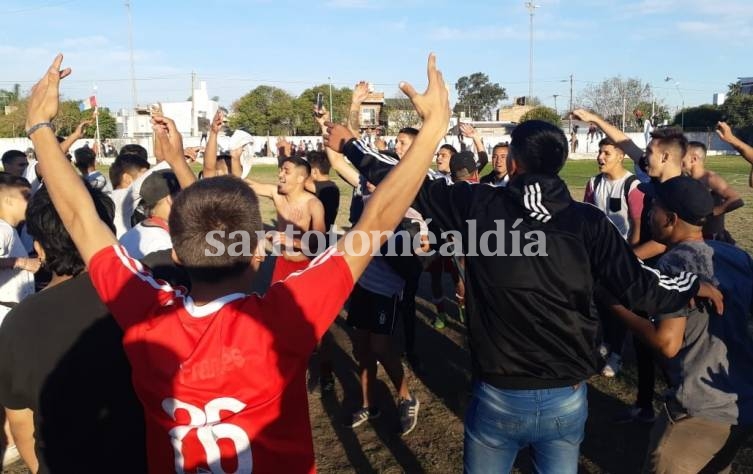 Floresta celebró a lo grande la clasificación al octogonal. (Foto: Gentileza Fútbol de Santa Fe)