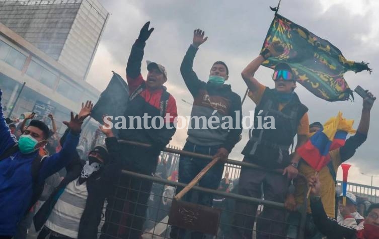 Crisis en Ecuador: el Gobierno abandonó Quito y Rafael Correa pidió adelantar las elecciones