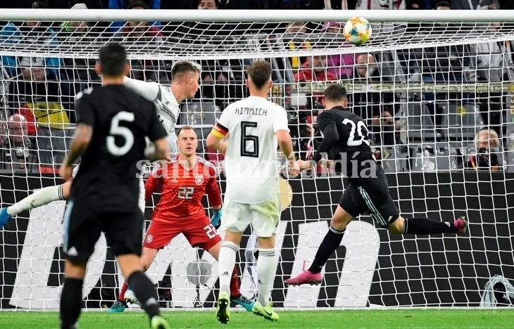 La selección Argentina reaccionó a tiempo y rescató un empate 2-2 frente Alemania