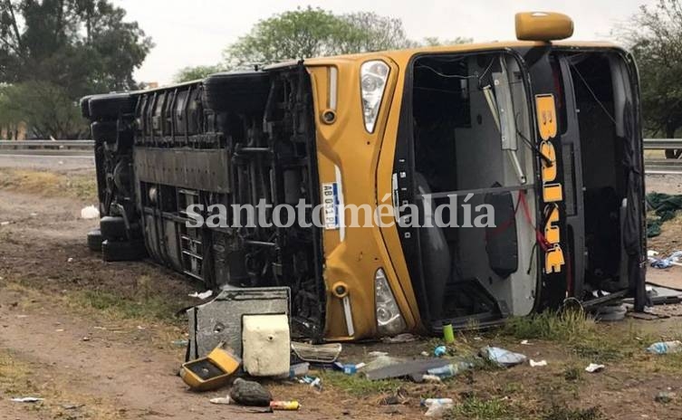 Tres muertos y 35 heridos al volcar un micro de larga distancia en Tucumán
