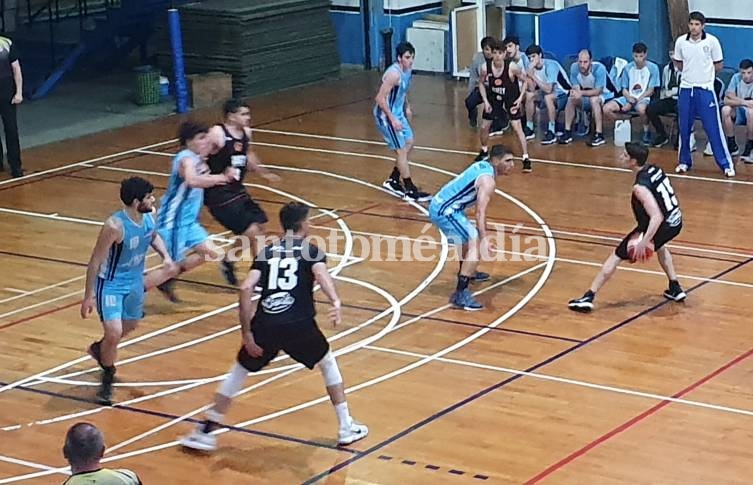 Una secuencia del partido, CUST perdió ajustadamente pero igual ascendió. (Foto: santotomealdia)