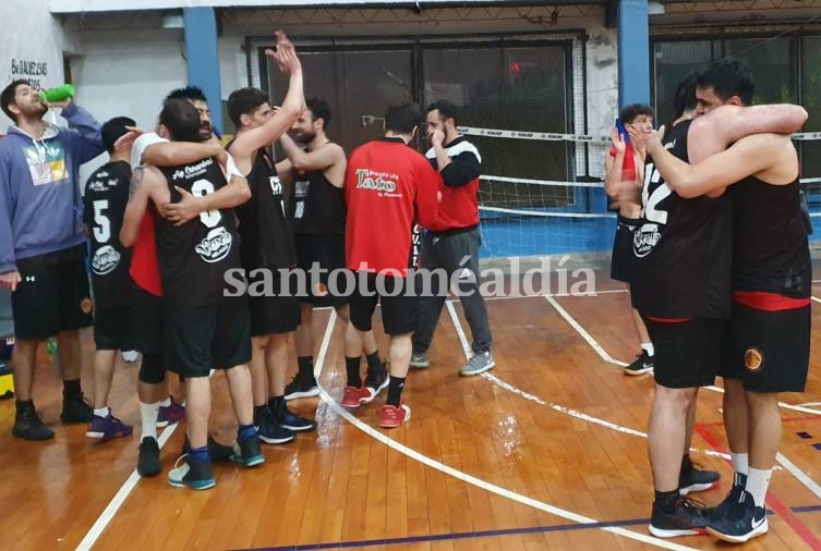 El festejo de los jugadores, apenas finalizado el juego. (Foto: santotomealdia)