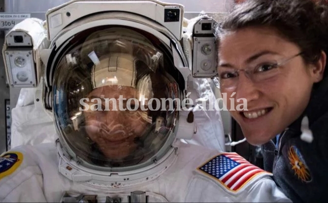 Dos astronautas inician el primer paseo espacial exclusivamente femenino