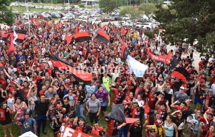 Una multitud fue a despedir al plantel de Colón al Aeropuerto