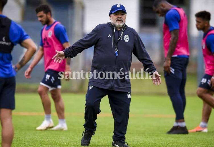 Diego Armando Maradona, llegó al predio de Estancia Chica y presentó su renuncia. (Foto: TyC Sports)