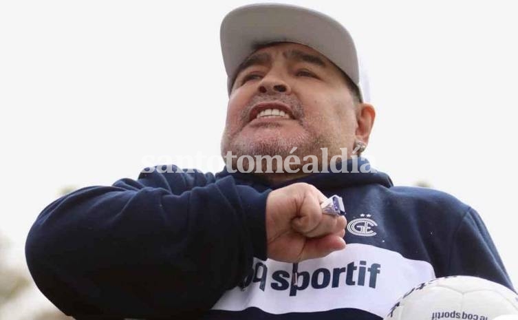 Maradona se queda en Gimnasia: dio marcha atrás con la renuncia y dirige el domingo