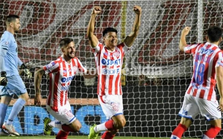 Unión aprovechó un regalo de Huracán y se quedó con los tres puntos