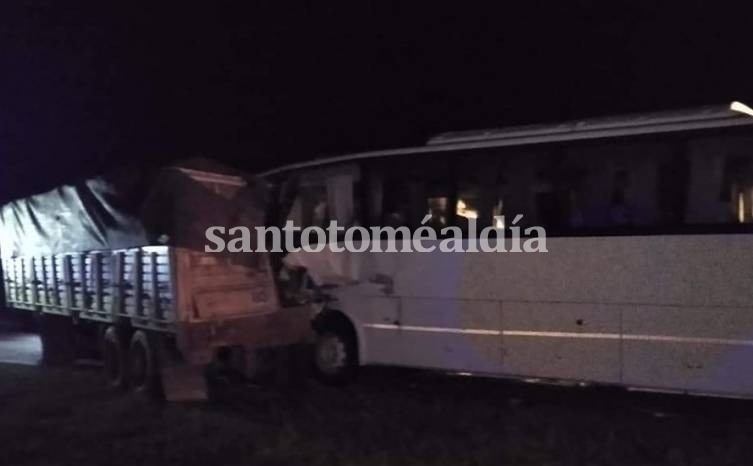 Autopista: Chocó un colectivo que trasladaba a juveniles de Sportivo Barracas y murió el chofer