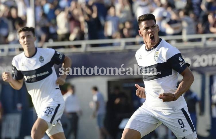 Gimnasia se lo dio vuelta a Central Córdoba y Maradona consiguió su primer triunfo en el Bosque