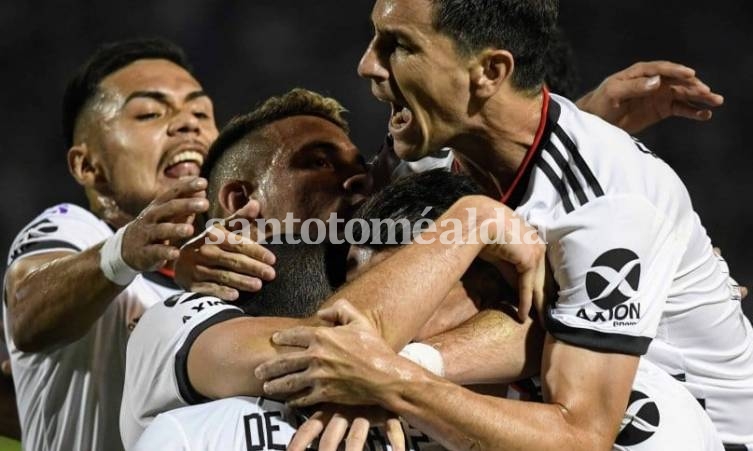 River ganó en Mendoza y quedó como único líder del torneo