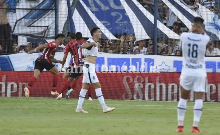 Gimnasia tuvo un minuto fatal, falló un penal y Patronato se lo empató