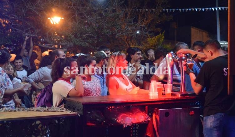 Los puestos gastronómicos y de cerveza artesanal fueron el atractivo principal de la jornada. (Foto: Comuna de Sauce Viejo)