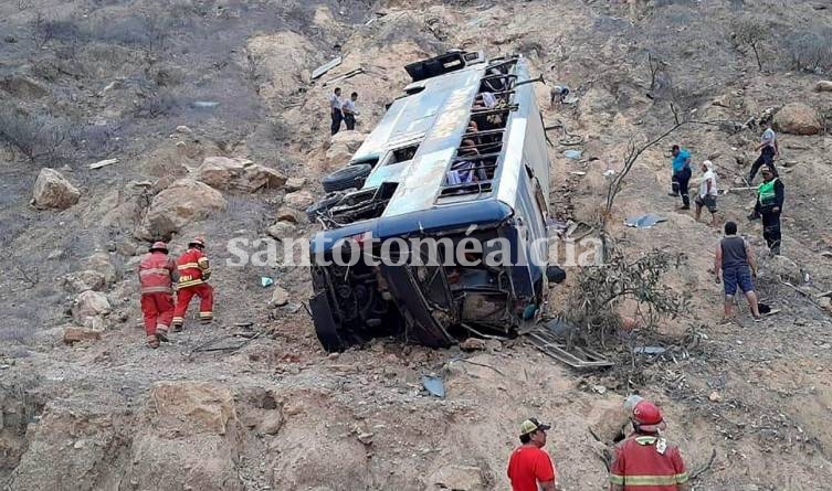 Perú: un micro cayó a un abismo y murieron ocho hinchas del Barcelona de Ecuador