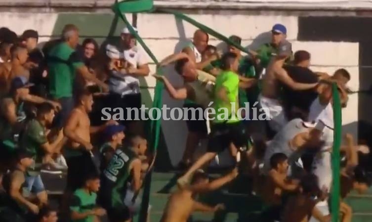Graves incidentes en Nueva Chicago - Temperley: corridas y armas blancas en la tribuna