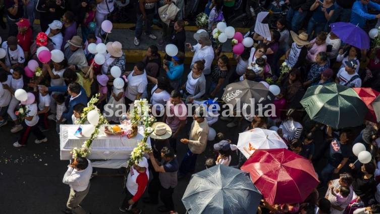 La despedida de la niña, en medio del dolor y la indignación. (Foto: El País)