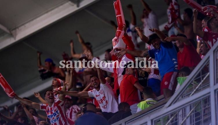 Luego de sufrir, los tatengues celebraron la clasificación histórica. (Foto: EFE)
