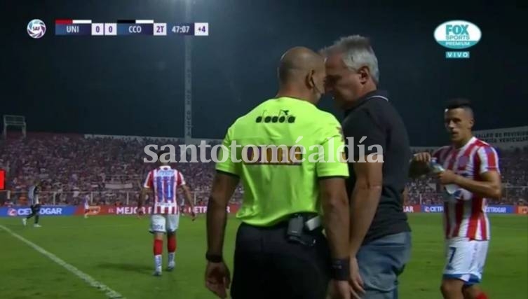 Madelón casi trompea al cuarto árbitro