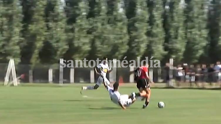 La criminal patada de un juvenil de Boca en la Reserva ante Colón